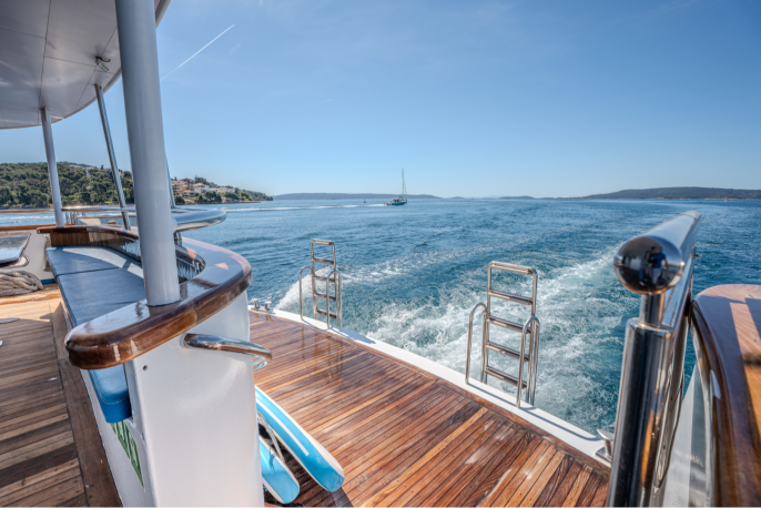 Yacht swim platform